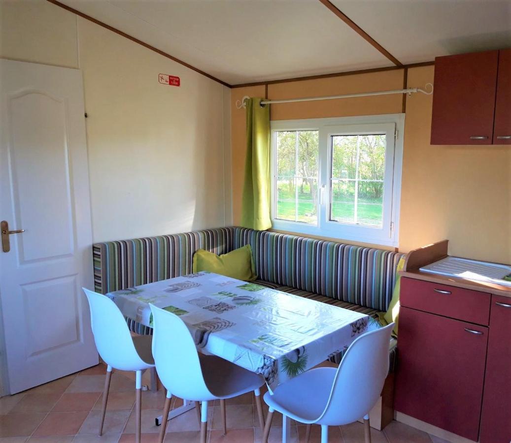 Etang-sur-Arroux Camping Des 2 Rives- Mobilhomes מראה חיצוני תמונה